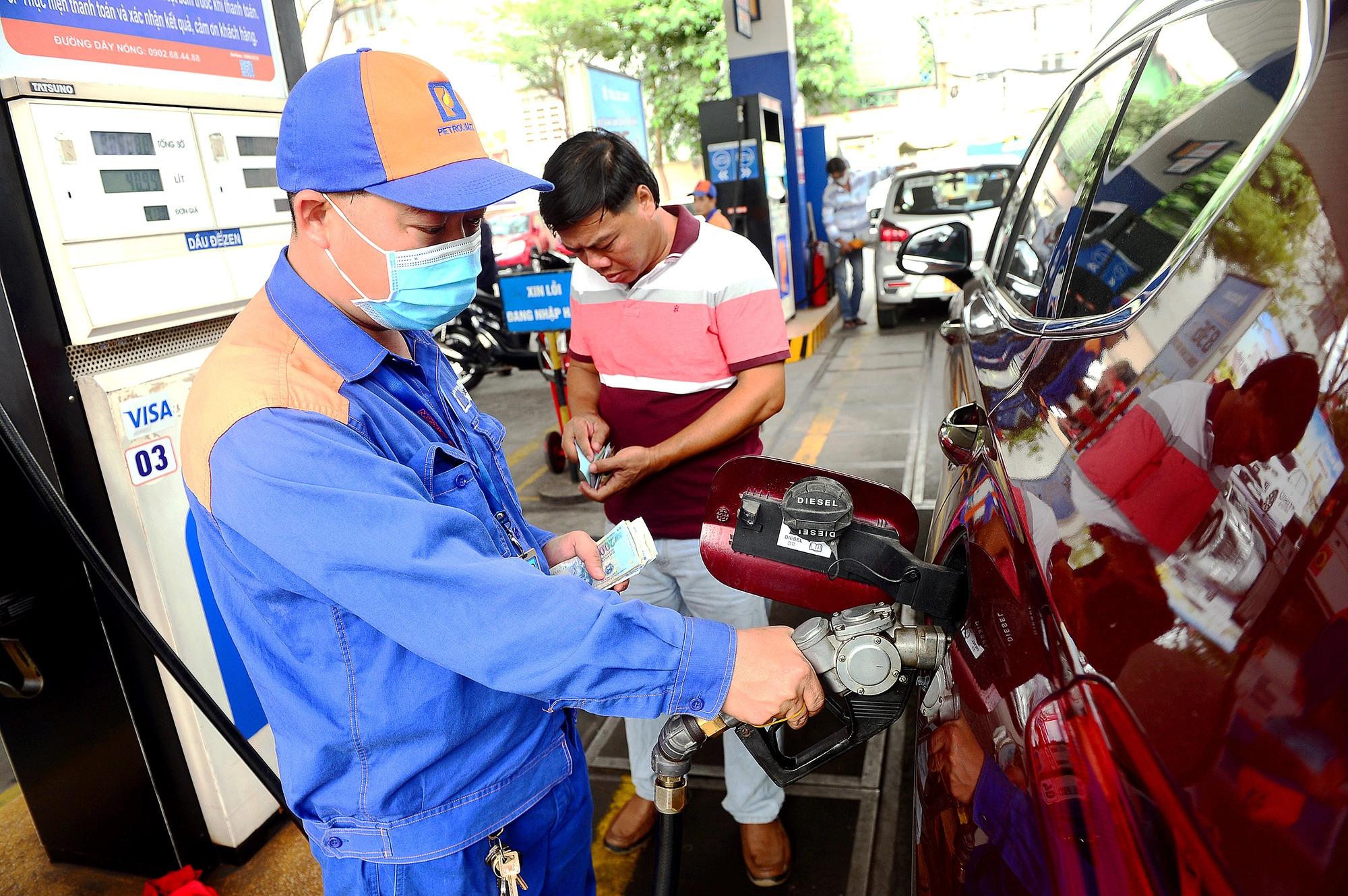 Fuel prices drop in Vietnam
